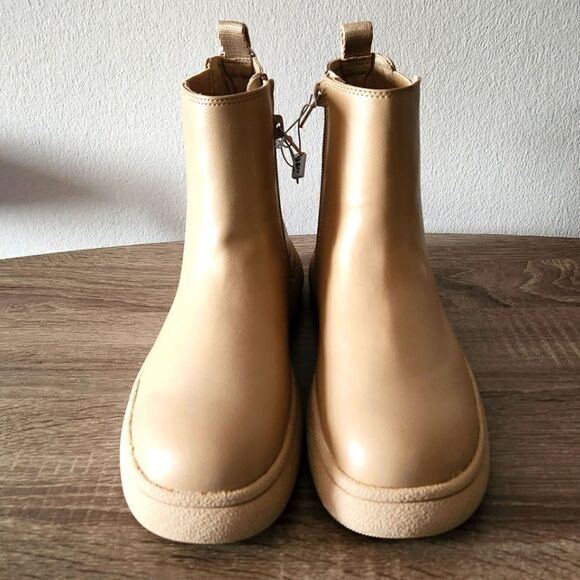 NEW ZARA BOOTS WITH ZIPPER .NWT ALL WEATHER. GREIT NEUTRAL COLOR SIZE 37. - Picture 2 of 3
